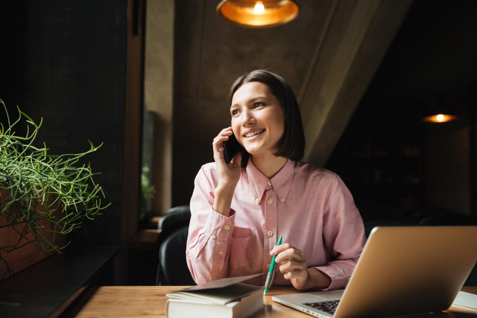 Professionista che lavora su strategie SEO per e-commerce